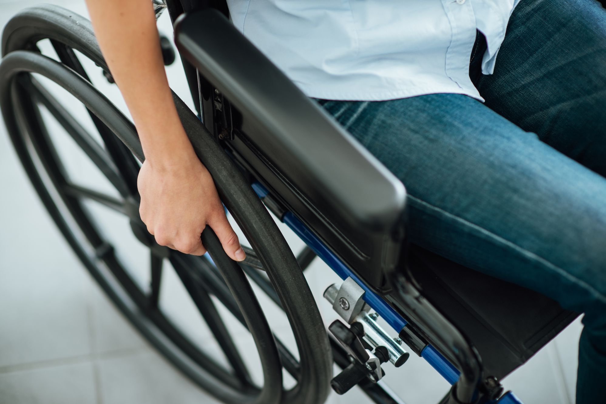 ¿Qué debes considerar al comprar una silla de ruedas?
