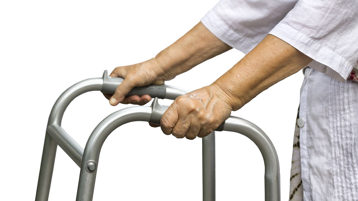 ¿Por qué los adultos mayores pierden movilidad?